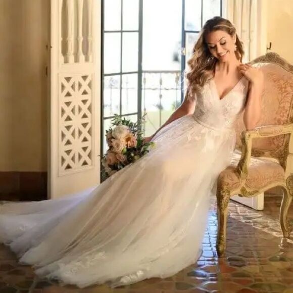 Stella York 7126 Plus Size tulle lace A-line wedding dress, size 26 - Picture 3 of 17